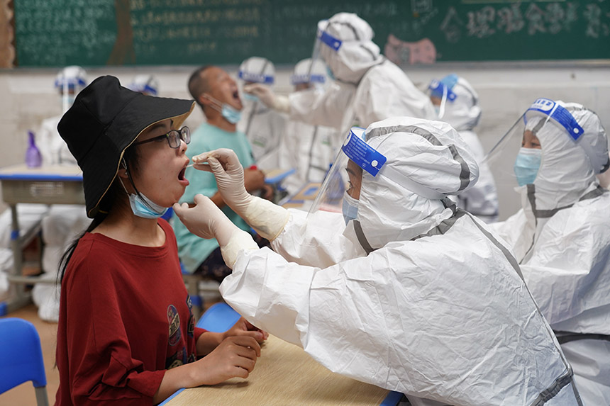 8月4日，東西湖職業學校檢測採樣點，來自安陸市的醫護人員為東西湖市民做核酸採樣。晏君攝