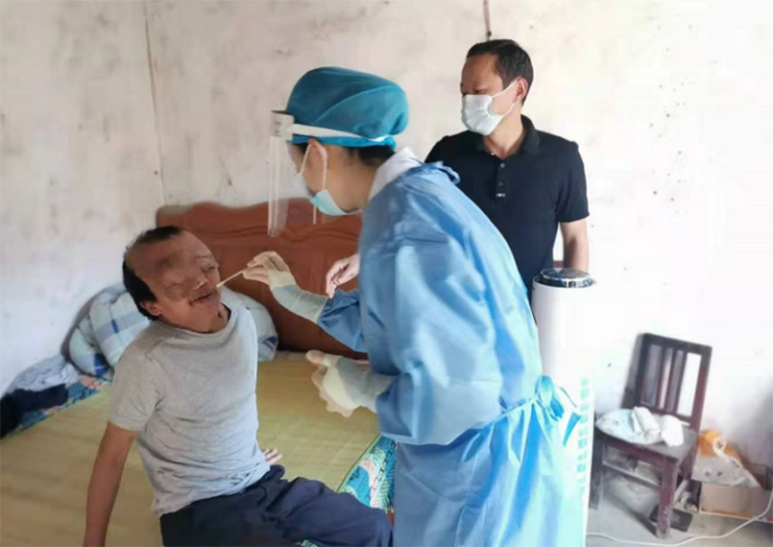 楊石橋村村民詹華清，視力三級殘，行動不便，醫護人員為其採樣