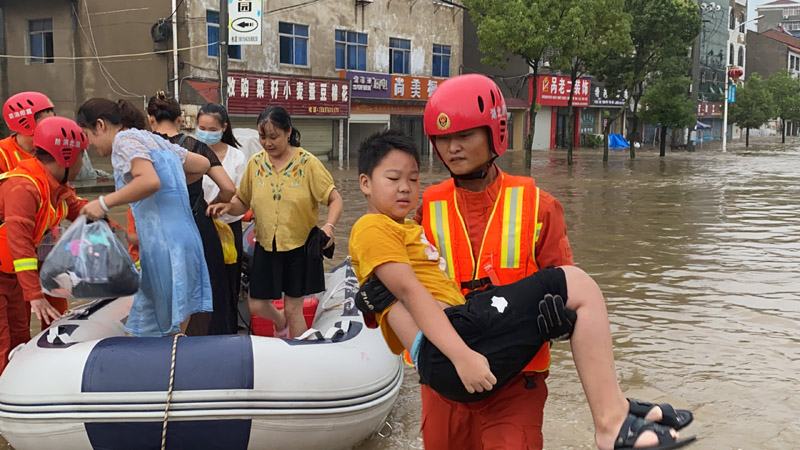 湖北襄陽遭遇特大暴雨 消防員出動轉移群眾【5】