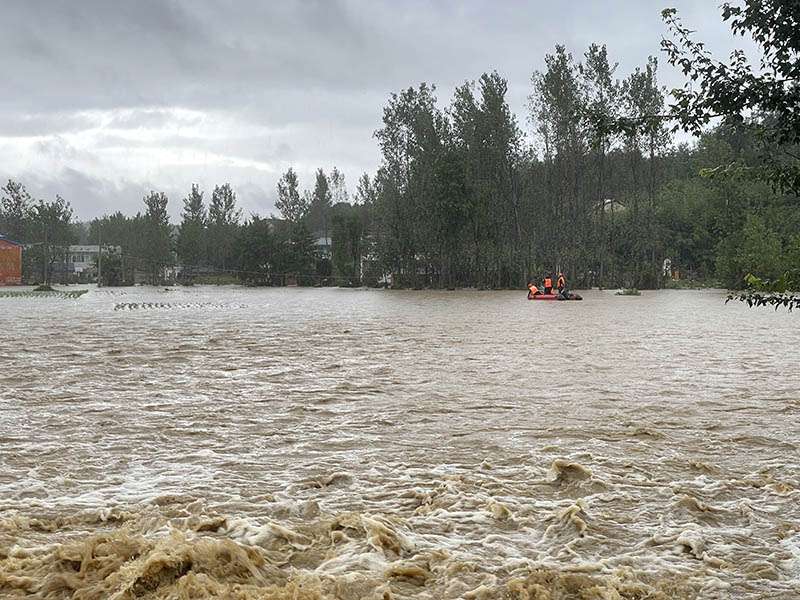 湖北遭受強降雨，消防緊急救援。湖北消防供圖