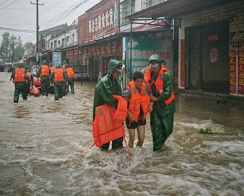 民兵冒雨转移被困群众