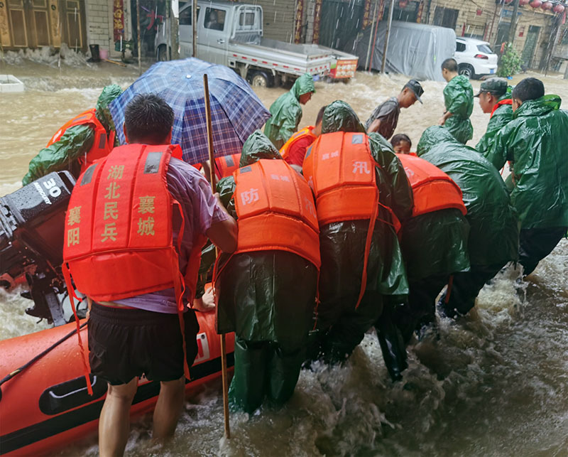 民兵冒雨轉移被困群眾