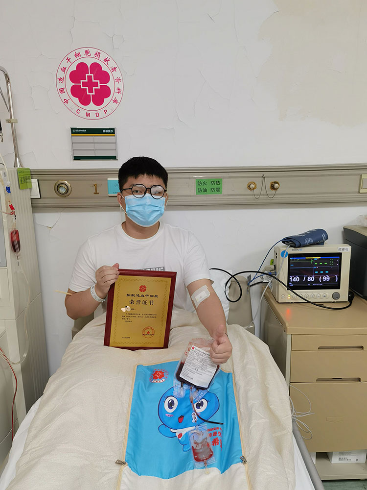 武汉21岁大学生四年无偿献血近万毫升 如今挽起袖管捐髓救人