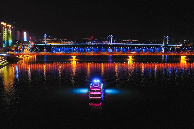 2021年9月11日，湖北省襄陽市，漢江夜游恢復通航，游客們紛紛登上漢江游輪，盡覽漢江兩岸迷人夜景。