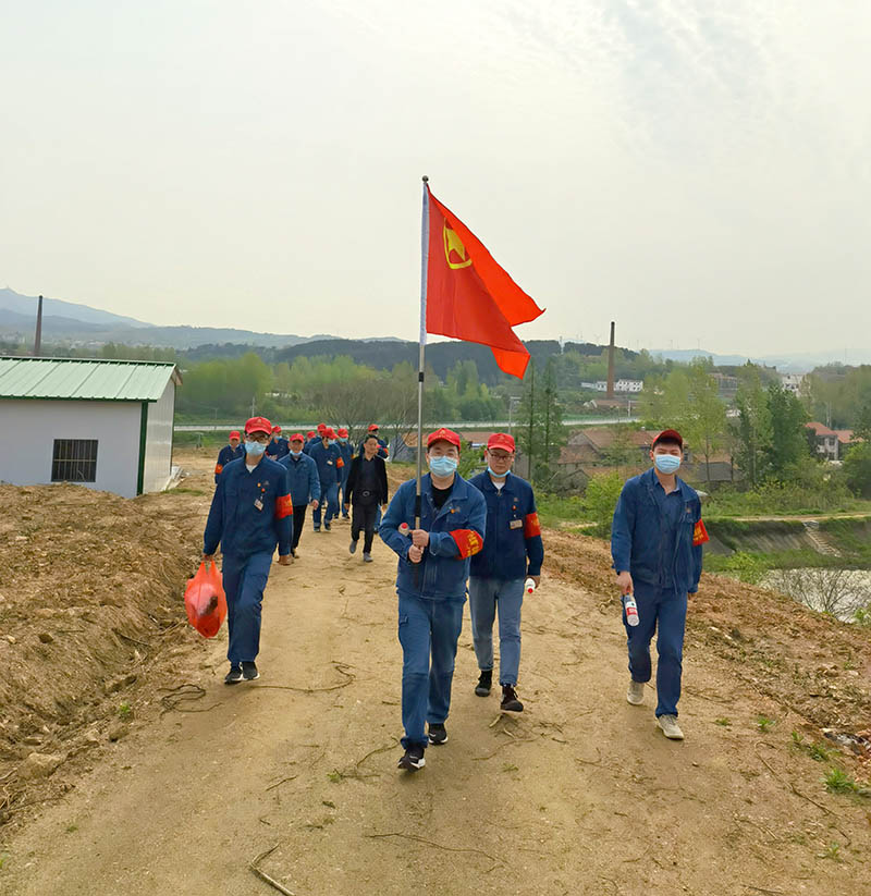 协助帮扶村护理茶园。岳华峰摄