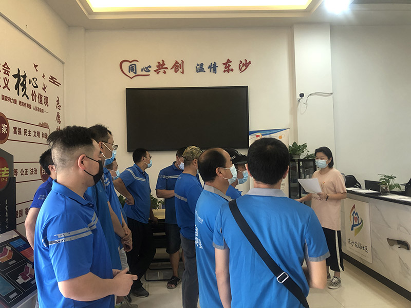 东沙花园“江城蜂巢”负责人为快递小哥讲解蜂巢使用方法及积分规则