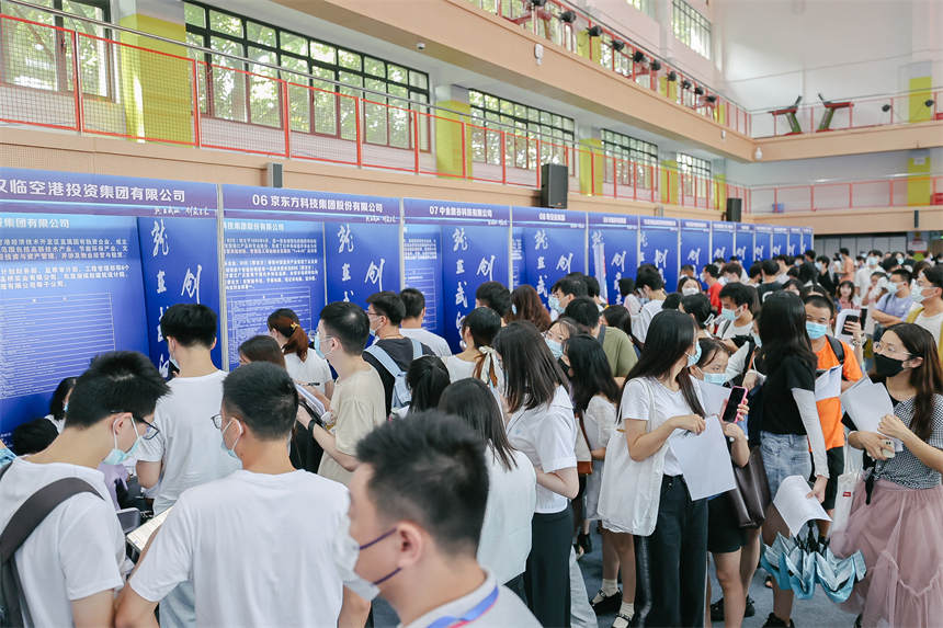 临空港企业展位获得大学毕业生们青睐。晏君摄