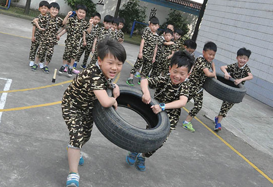 武汉市单洞新村小学的同学们体验“征途抢险”。