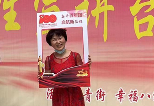居民与中国共产党成立100周年相关元素展板合影留念。