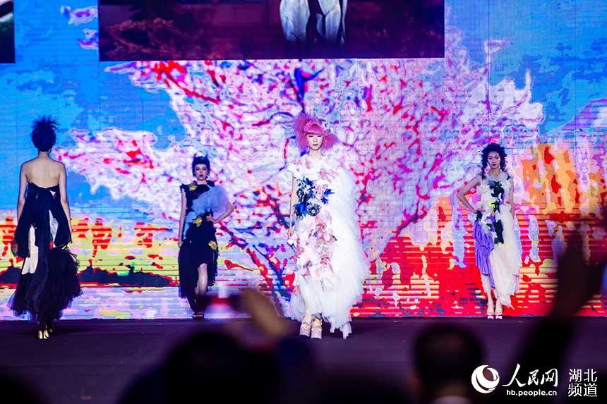 黃鶴樓前上演時尚大秀 2021武漢國際時尚消費節開幕。人民網 郭婷婷攝