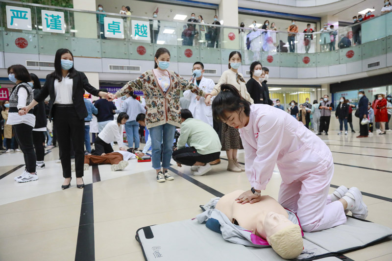 急救操作与舞蹈“快闪”,生动展现10分钟基础心肺复苏。湖北省妇幼保健院供图