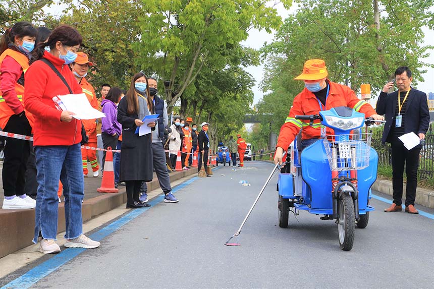 武汉庆祝环卫工人节举行劳动技能大赛。黄洪波摄