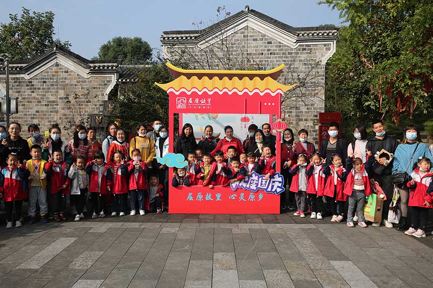 湖北秭归：“大手拉小手环保我践行”走进屈原祠(图6)