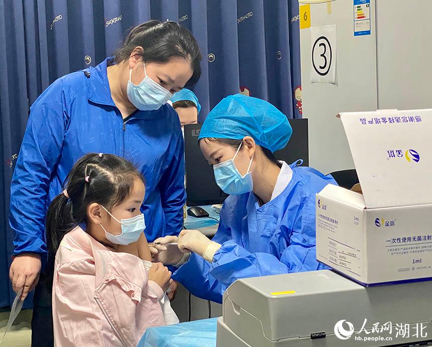 武汉开启3-11岁儿童新冠疫苗接种工作。人民网 张沛摄