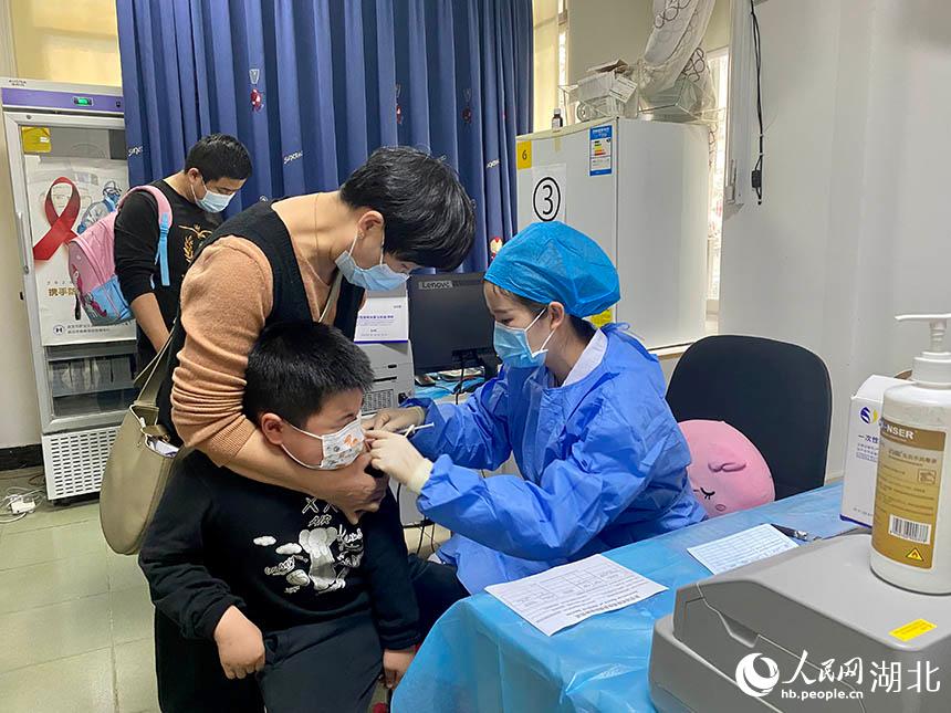 武漢開啟3-11歲兒童新冠疫苗接種工作。人民網 張沛攝