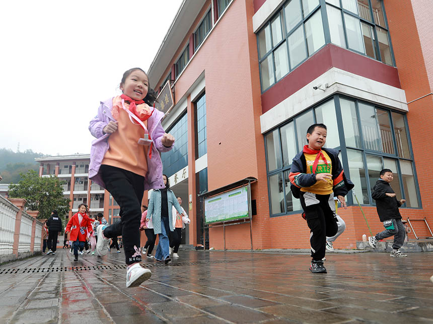 11月4日，在湖北省宜昌市五峰土家族自治县幸福小学，各年级师生正有序抵达至集结点。