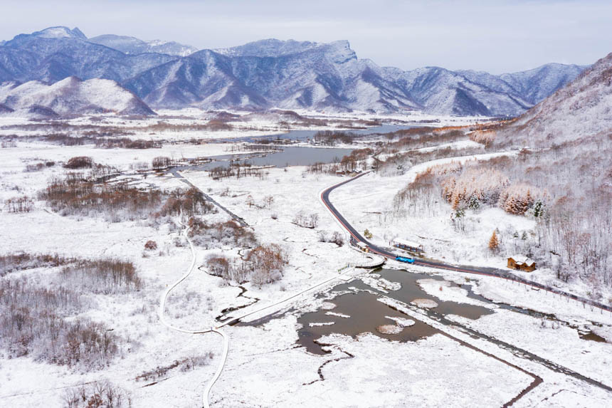 11月7日无人机拍摄的雪后神农架大九湖风光。