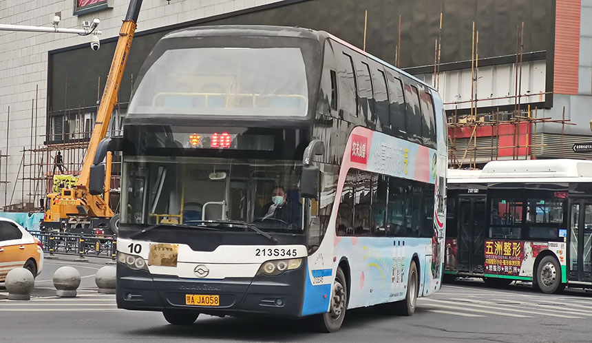 11月20日上午，由武昌火車站駛出的10路雙層公交車，安全進入了漢口火車站終點站。