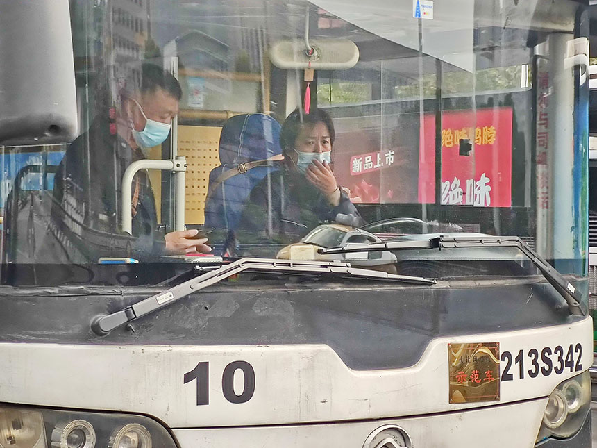 11月20日上午，10路雙層公交車的駕駛員白師傅|(右)，安全駕駛16年，21日不開此車了，真有點難舍難分。