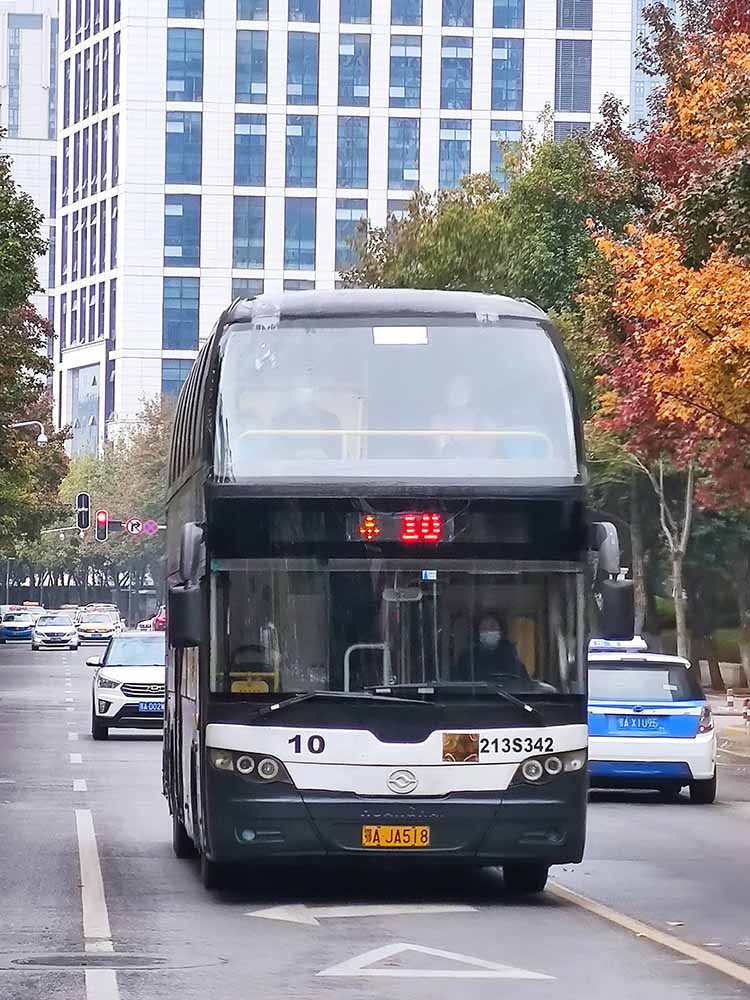 11月20日上午，由漢口火車站開往武昌火車站的10路雙層公交車，行駛在漢口后襄河二路公交線上。
