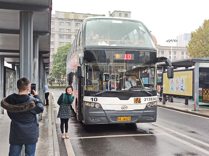 11月20日下午，有許多市民聞訊后，不約而同乘坐了由漢口火車站開往武昌火車站的10路雙層公交車，還用手機留下終身難忘的歷史回憶。