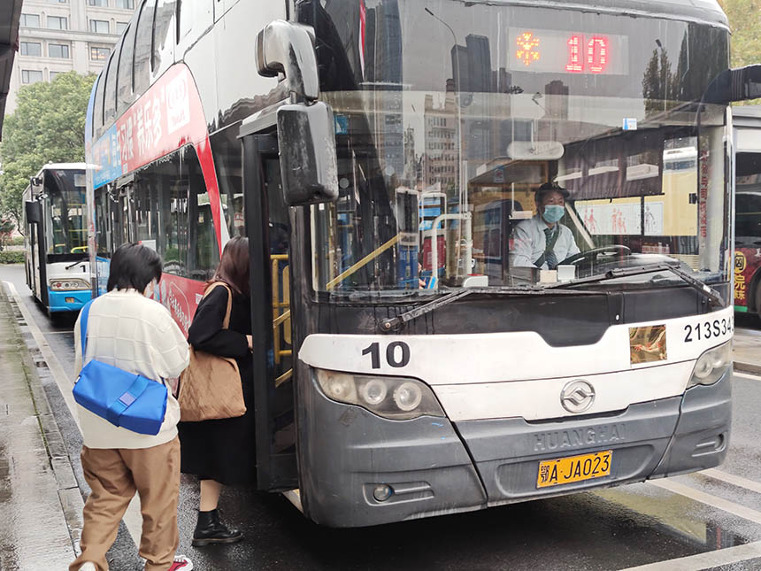 11月20日下午，有許多市民頂風冒雨來到漢口火車站站前廣場，乘坐了由漢口火車站開往武昌火車站的10路雙層公交車，留下終身難忘的歷史回憶。