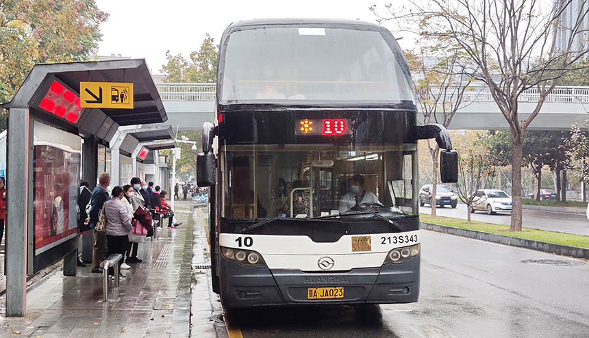 11月20日下午，武漢公汽10路駕駛員們，堅守崗位，安全駕駛最后一天的雙層公交車。