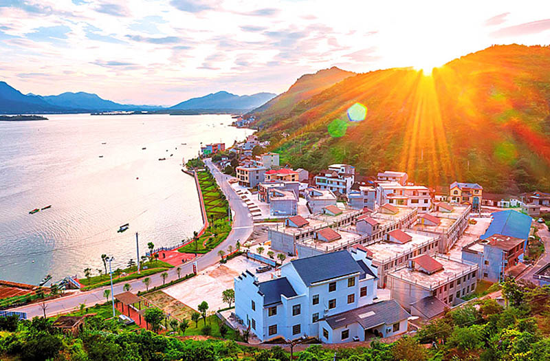 五光十色的長灘村