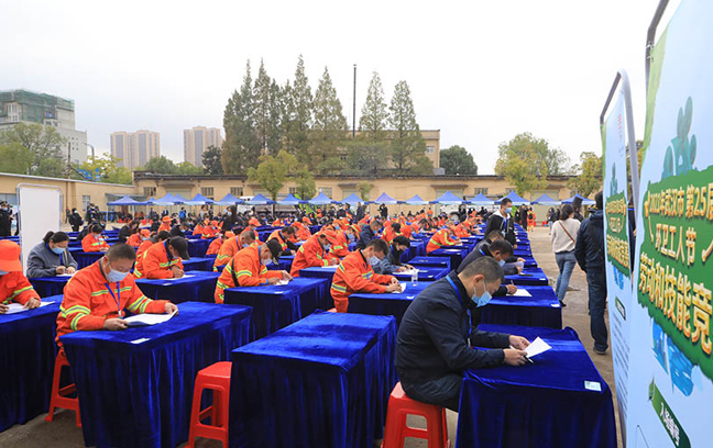 庆祝第25届环卫工人节 武汉城管举行技能“大比武”