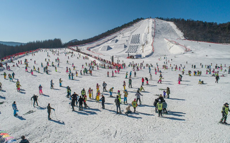 神农架国际滑雪场作为第八届全国大众冰雪季会场之一，冰雪爱好者络绎不绝。