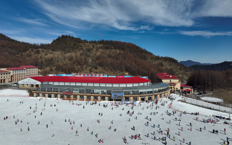 神農架國際滑雪場作為第八屆全國大眾冰雪季會場之一，冰雪愛好者絡繹不絕。