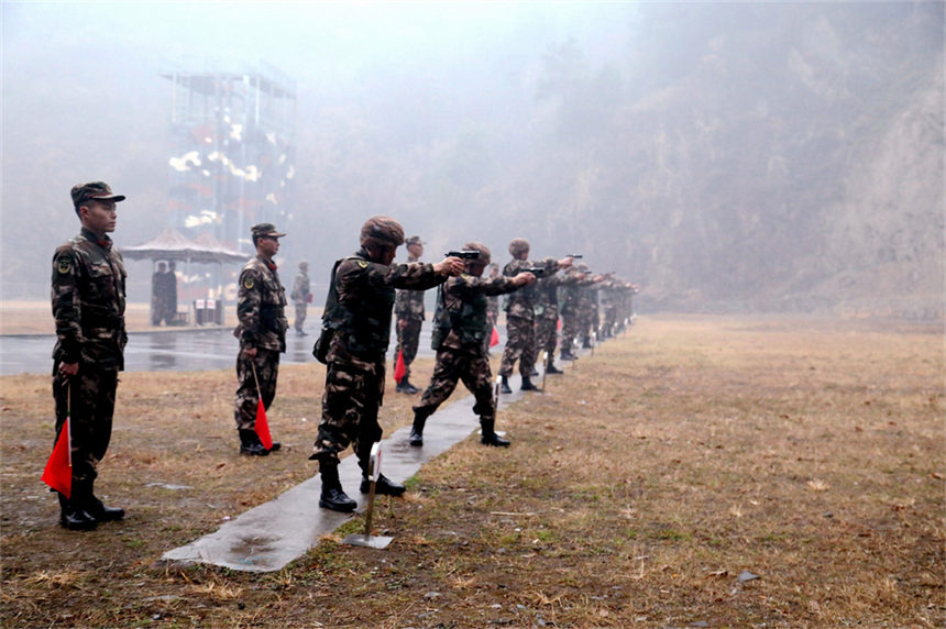 武警官兵進行實彈射擊訓練。