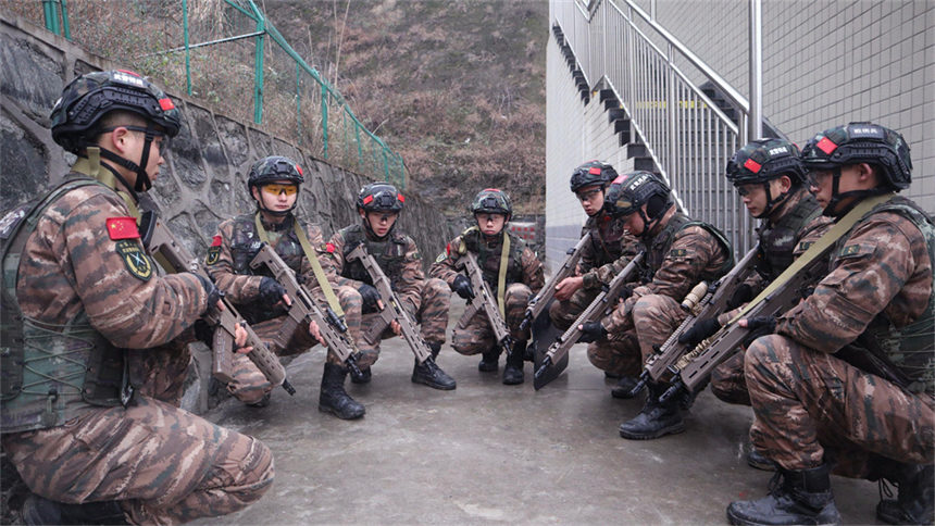 武警官兵進行戰術訓練。