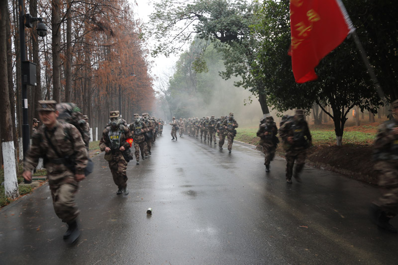 闻令而动练为战 武汉警备区新年度开训向实战靠拢(图2)