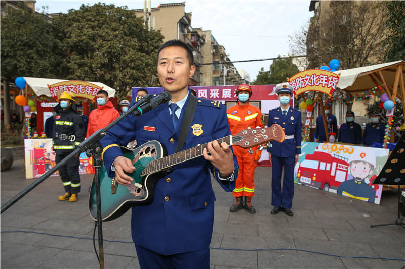1月13日，在湖北襄阳古城北街，消防队员自弹自唱消防主题歌曲，与现场群众互动，宣传消防安全知识。