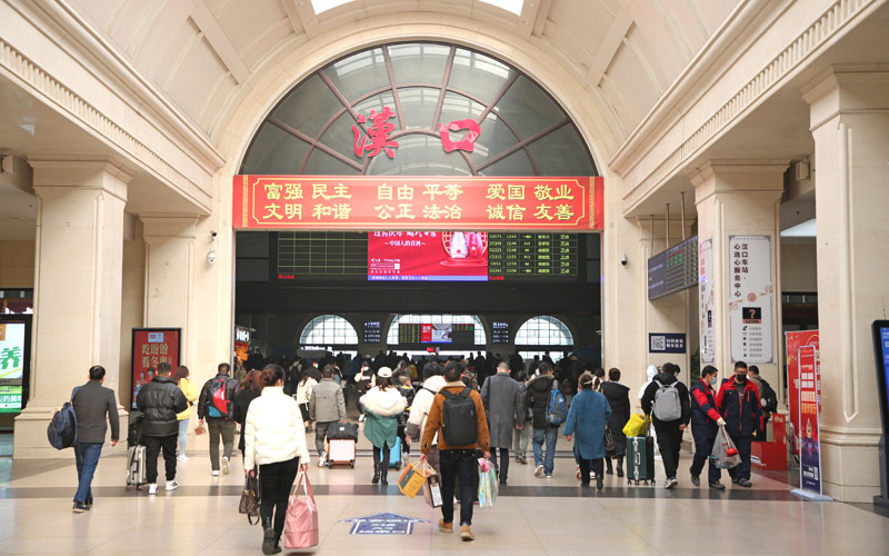 春运首日 汉口火车站增设30台“验码神器”