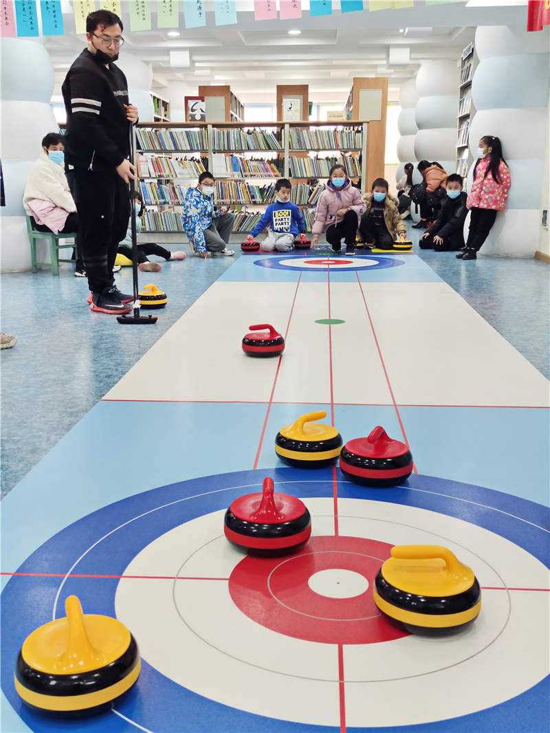 武汉市江汉区图书馆组织少年儿童参加冰壶健身活动。