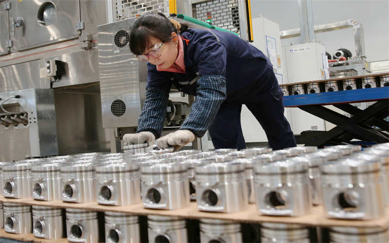 東風輝門發動機零部件有限公司，工人師傅正在加緊生產汽車零部件。