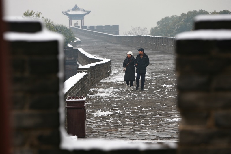 游人在湖北襄陽古城城牆上游覽。