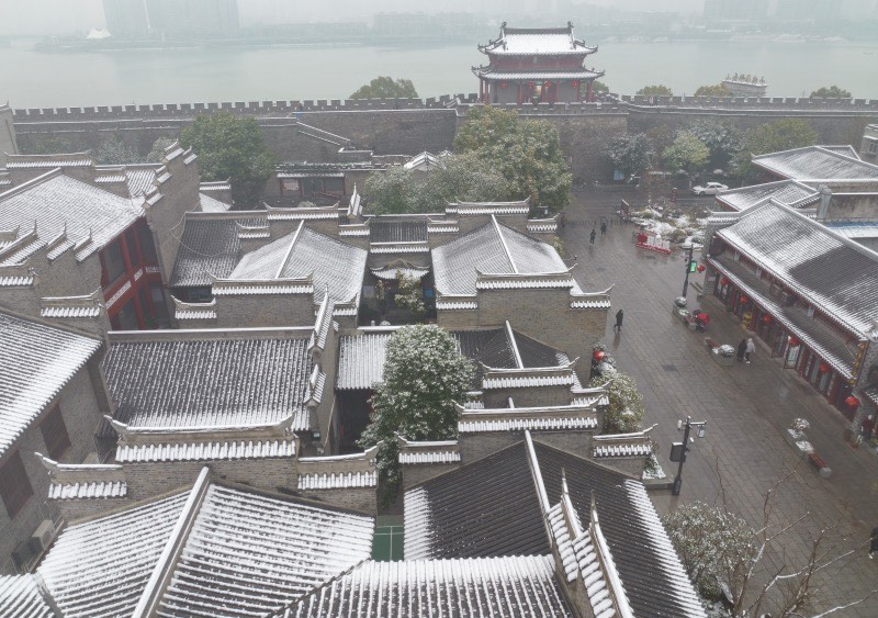 無人機拍攝的雪后湖北襄陽古城。