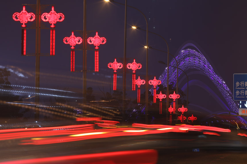 江城灯明景亮，透出满满年味。武汉市城管委供图