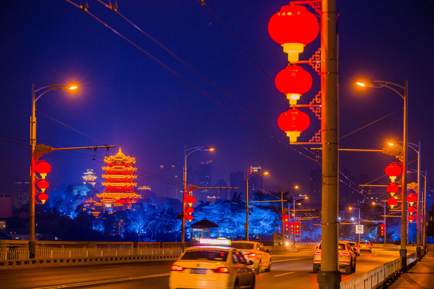 2.3万组大红灯笼、中国结同时点亮。武汉市城管委供图