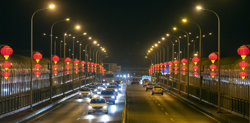 江城燈明景亮，透出滿滿年味。武漢市城管委供圖