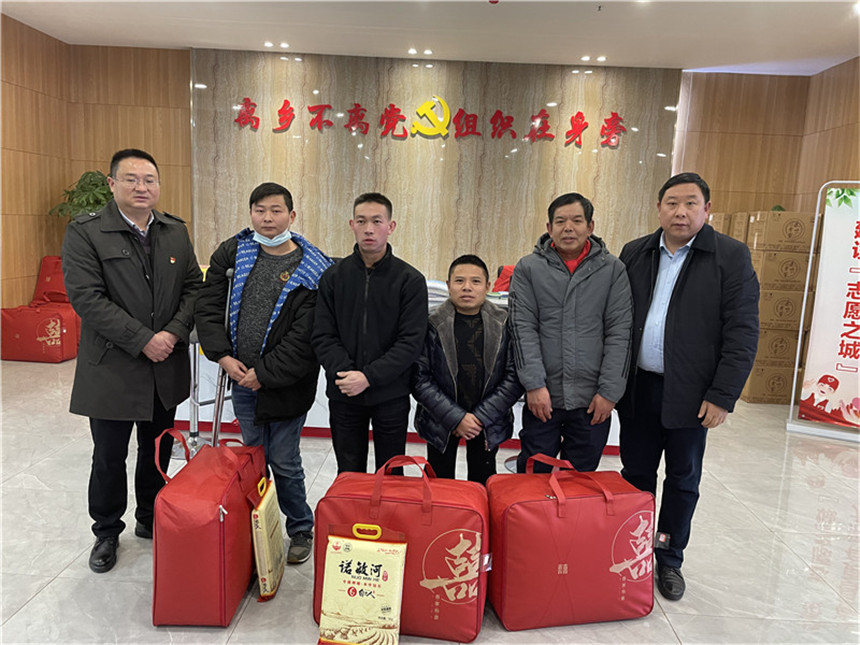 秭歸縣殘聯和秭歸在宜農民工服務中心殘疾人服務站慰問殘疾人。