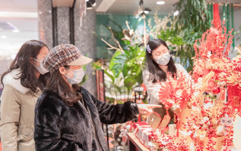 2022年武漢迎春花市,市民優惠購花扮靚美好生活。武漢市園林和林業局提供