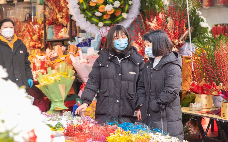 2022年武漢迎春花市，市民優惠購花扮靚美好生活。武漢市園林和林業局提供