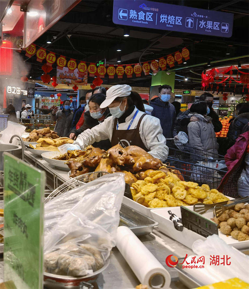 湖北武汉高清组图：春节临近年味浓 市民置办年货忙商超人海茫茫(图2)