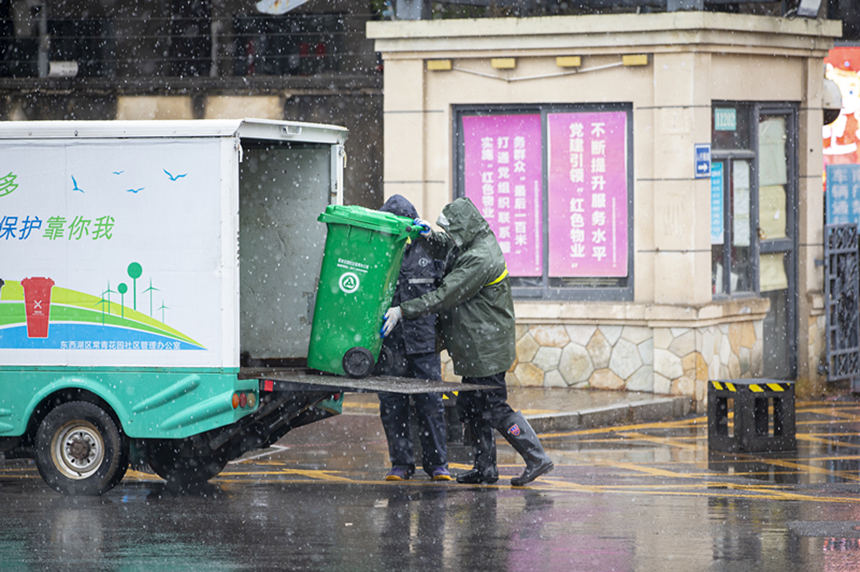 武汉常青花园第十一小区，垃圾清运工作人员正在清运垃圾。晏君摄