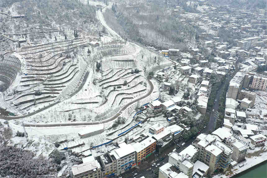 1月28日，在湖北省襄陽市保康縣拍攝的雪景（無人機照片）。