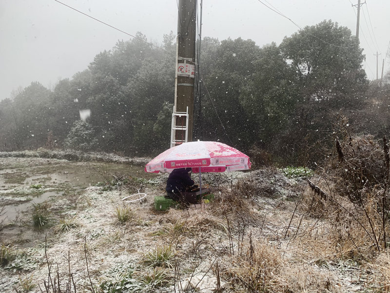 湖北移动技术人员冒着寒风，顶着鹅毛大雪奋战一线